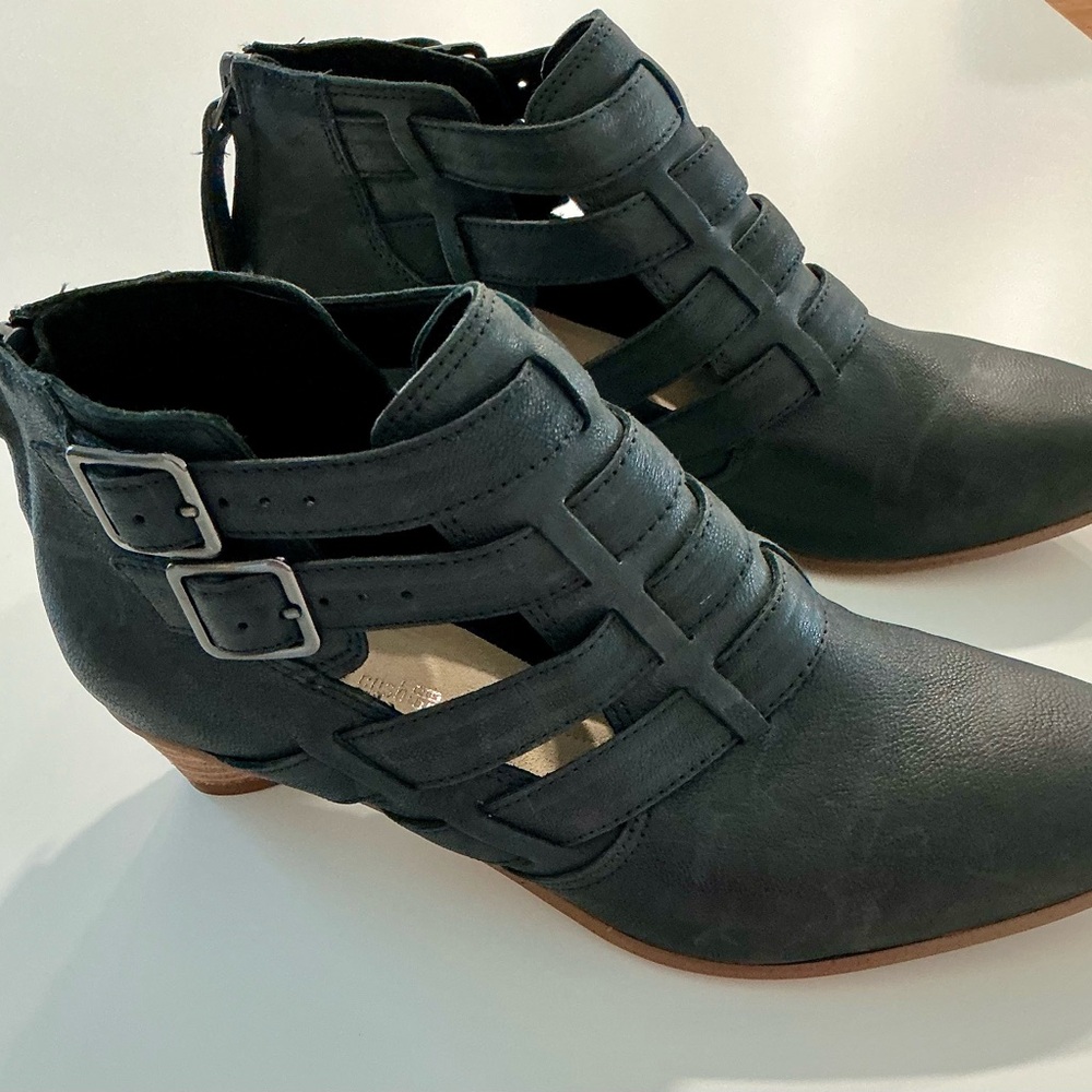 NWOT Clarks Mena Poppy Boots Sz 7.5 - Picture 4 of 9